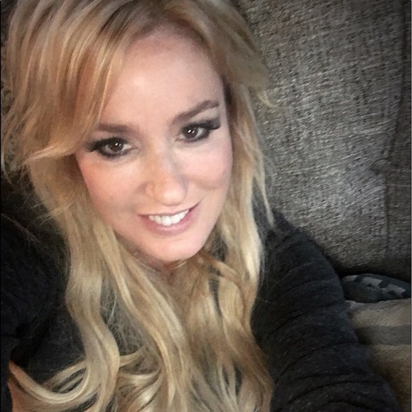 Meet your Posher, Pam - Picture 2 of 3